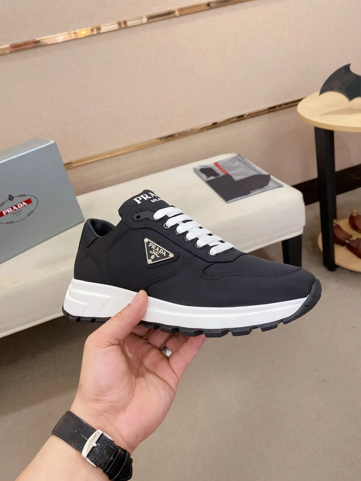 Factory price 540💰 ✔️✔️✔️High version High-quality new PRADA counters are on the market at the same time. The new men's shoes and 😘fabrics are selected from imported first-layer cowhide and are made by pure handcrafts. Lining: Full cowhide lining. 👍🏿 High-end ☄️ air-cushion molded anti-slip rubber outsole, exquisite lines, simple and elegant, comfortable and high-end for leisure travel. Code number: 38 to 44